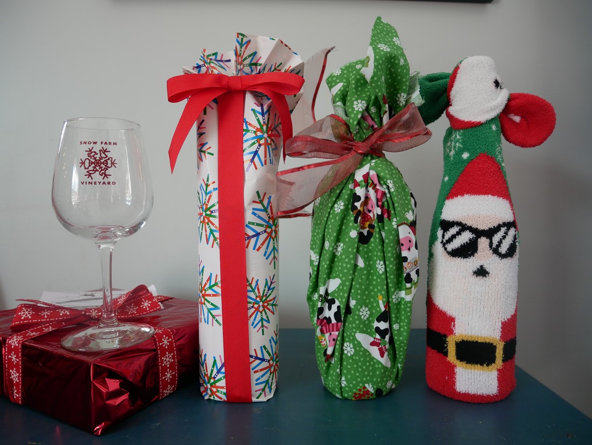 how to christmas wrap a wine bottle